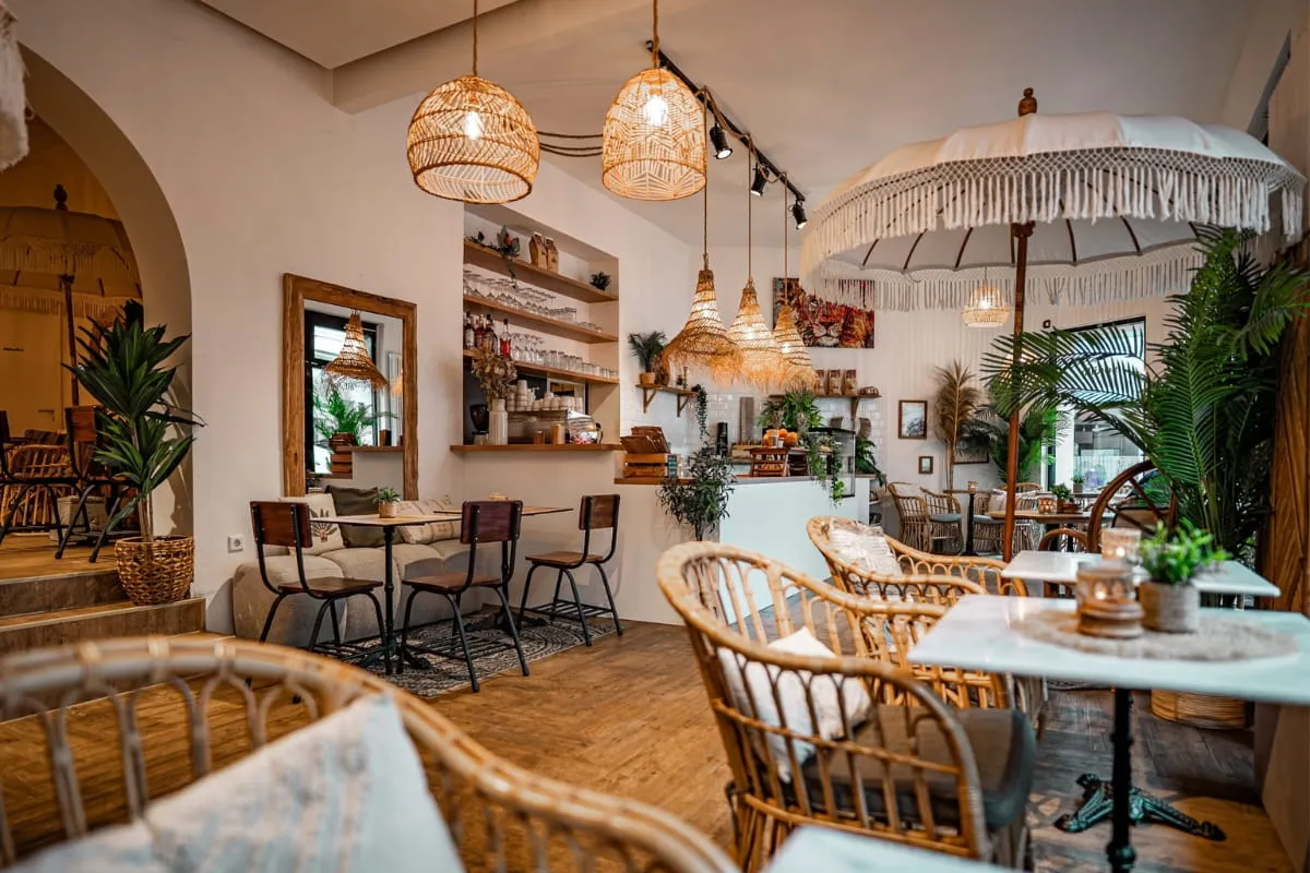 Theke im Sorella Buer mit Regalen, Korblampen und Sonnenschirm