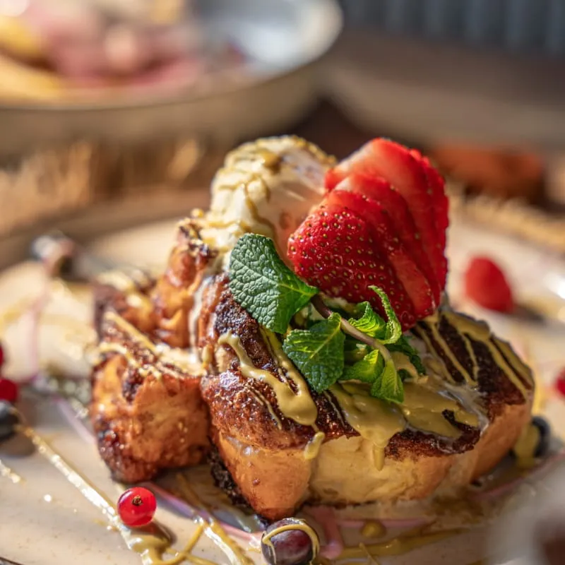 French Toast mit Erdbeeren, Minze und Karamellsoße