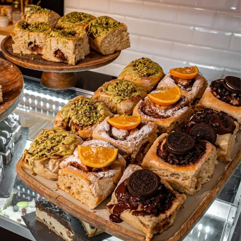 Auslage mit Zimtschnecken, Pistazienplunder und Blechkuchen