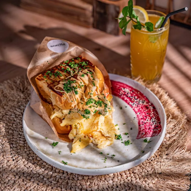 Herzhaftes Gericht mit Käse und Kräutern auf hellem Teller