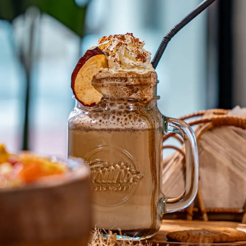 Eiskaffee mit Sahnehaube und Karamell im Glaskrug