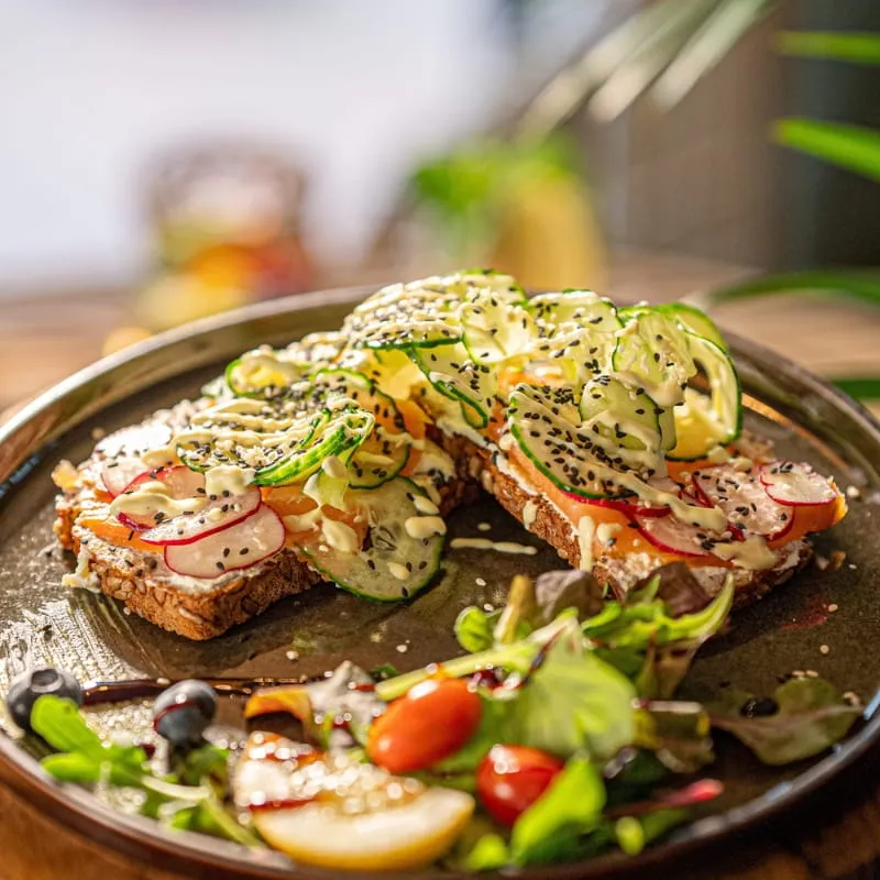Zwei Scheiben Avocadobrot mit Kräutern und Sesam